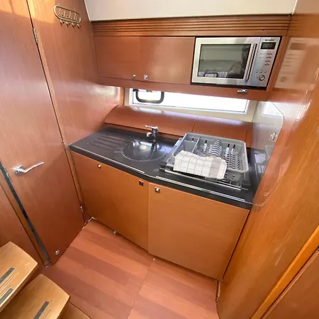 Experience A Bord A La Rochelle Sur Un Jeanneau Leader 10 Botel La Rochelle (Charente-Maritime)