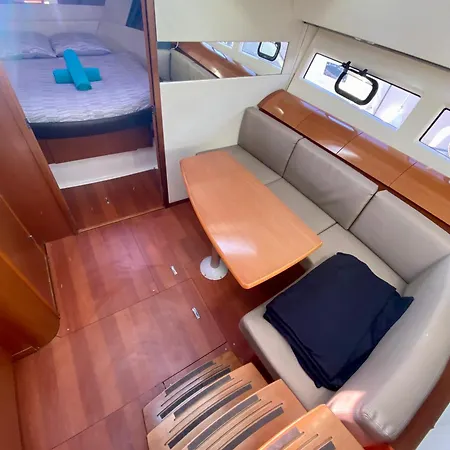 Botel Experience A Bord A La Rochelle Sur Un Jeanneau Leader 10 *